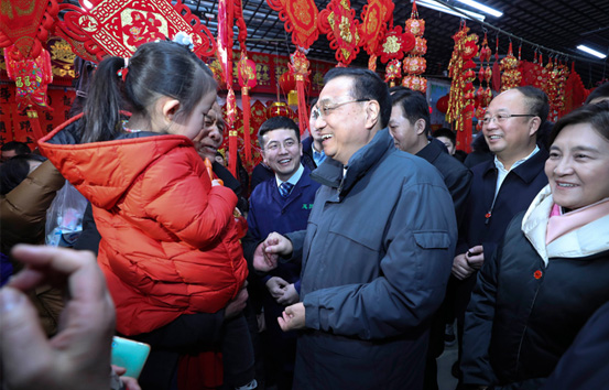 李克強春節(jié)前考察這家農(nóng)貿(mào)市場最關(guān)心什么？