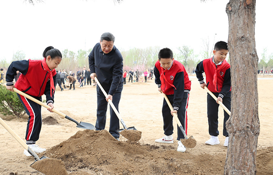 習(xí)近平在參加首都義務(wù)植樹活動(dòng)時(shí)強(qiáng)調(diào)：倡導(dǎo)人人愛綠植綠護(hù)綠的文明風(fēng)尚 共同建設(shè)人與自然和諧共生的美麗家園